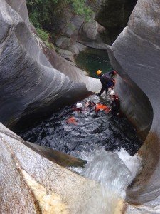 tiefer Bach in der Schlucht