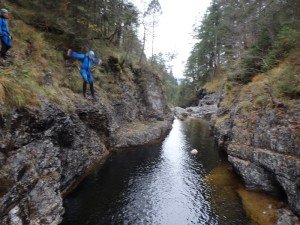 Sprung in die Schlucht