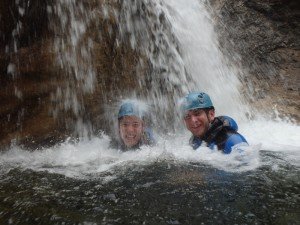 Unter dem Wasserfall