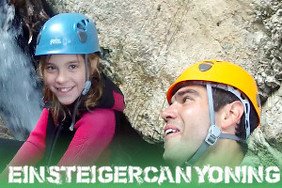 Mädel seilt in der Schlucht ab