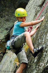 Kletterwand kaufen Kinder kletternd
